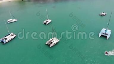游艇漂浮在平静的海湾里。 许多豪华帆船漂浮在平静的水上，在绿松石海湾。 苏梅岛